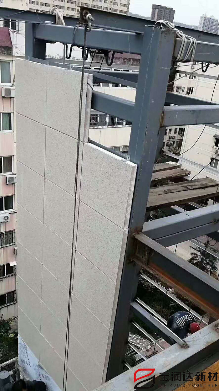 小區(qū)加裝電梯安裝寶潤(rùn)達(dá)仿石保溫裝飾一體板的優(yōu)勢(shì)與應(yīng)用